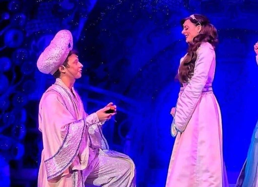 Aladdin le propone matrimonio a Jasmine durante puesta en escena