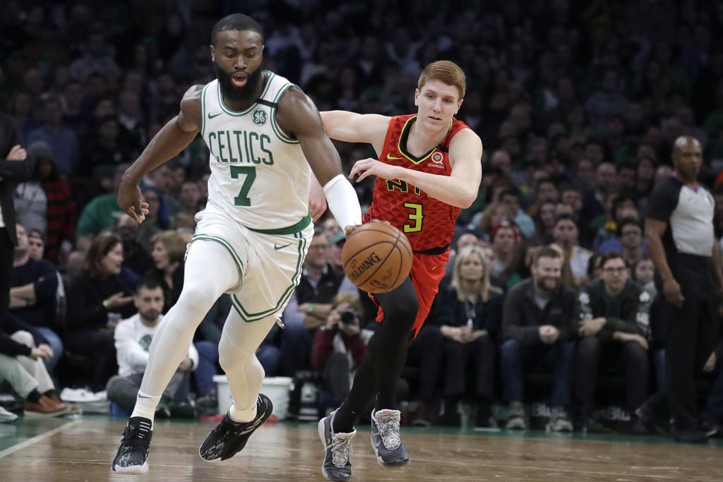Celtics remontan y vencen a los Halcones de Atlanta