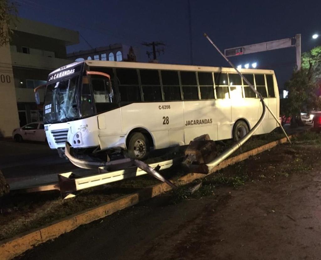 Autobús de pasajeros derriba árbol y luminaria en Torreón