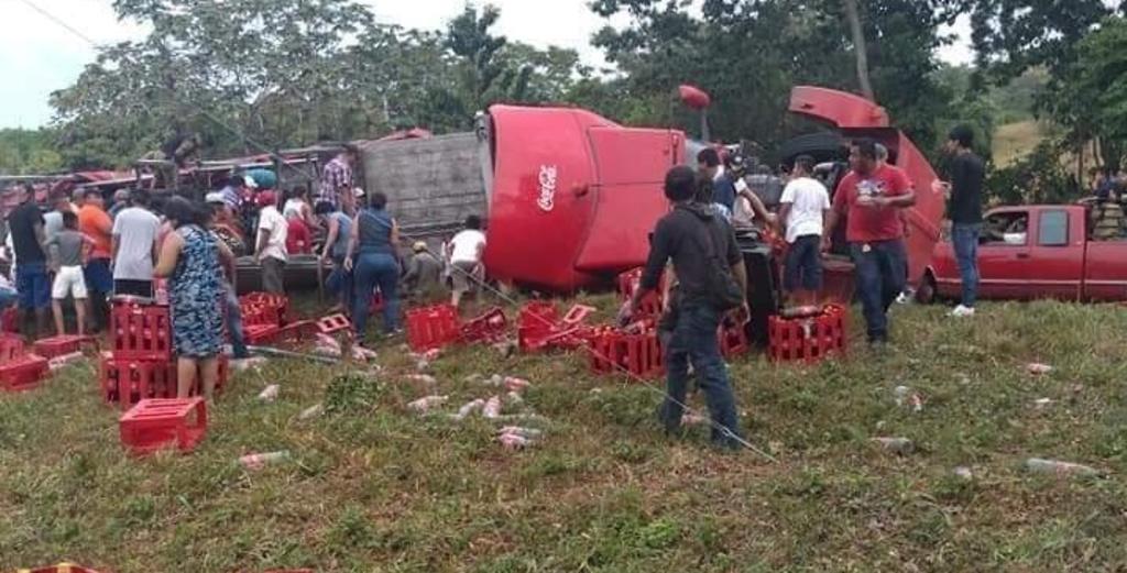 VIDEO: Rapiñan camión de refrescos tras volcarse en Chiapas