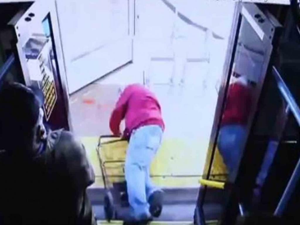 VIDEO: Empuja a anciano de camión y muere por golpe en la cabeza