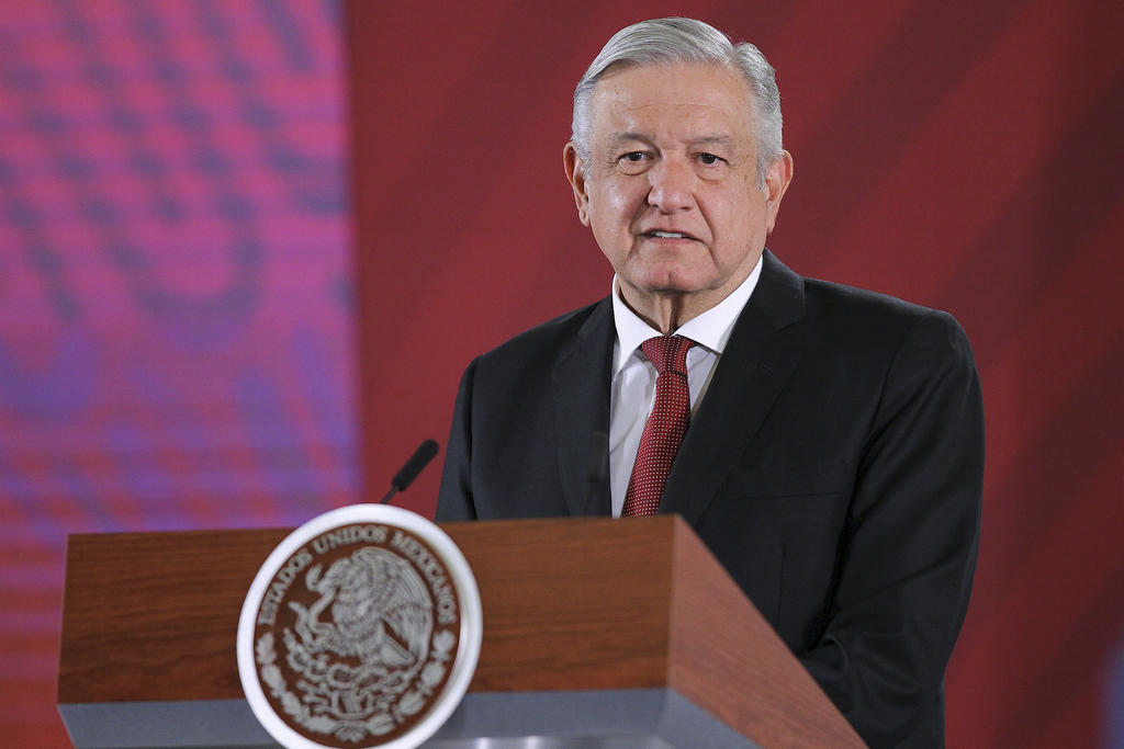 Promete López Obrador resolver la saturación del AICM