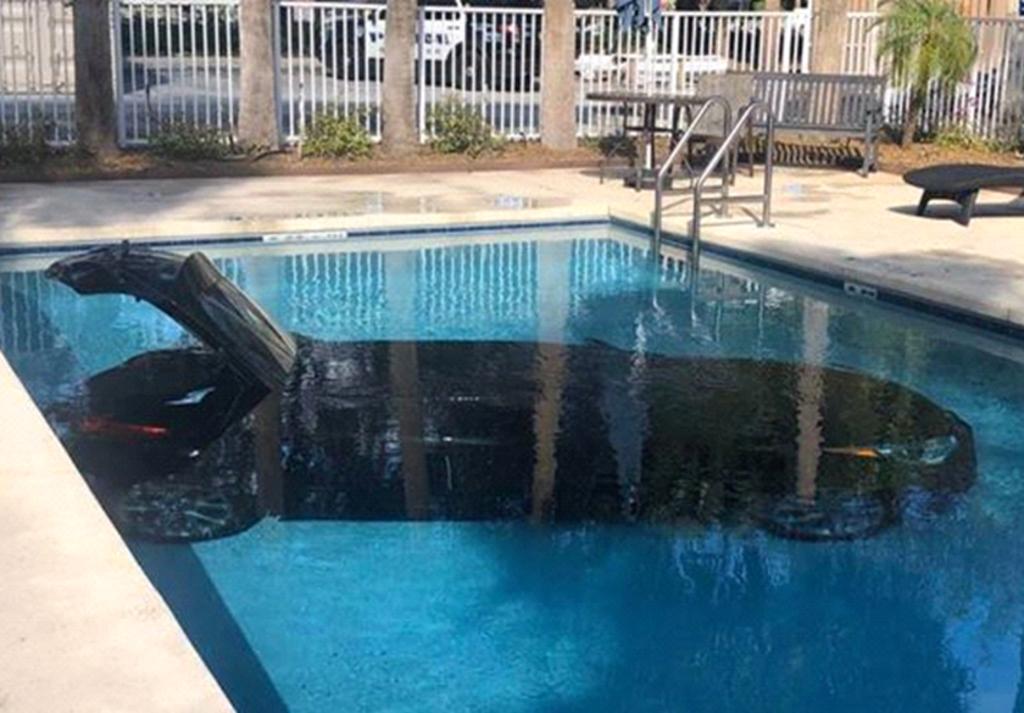 Conductor accidentalmente sumerge su auto en una piscina