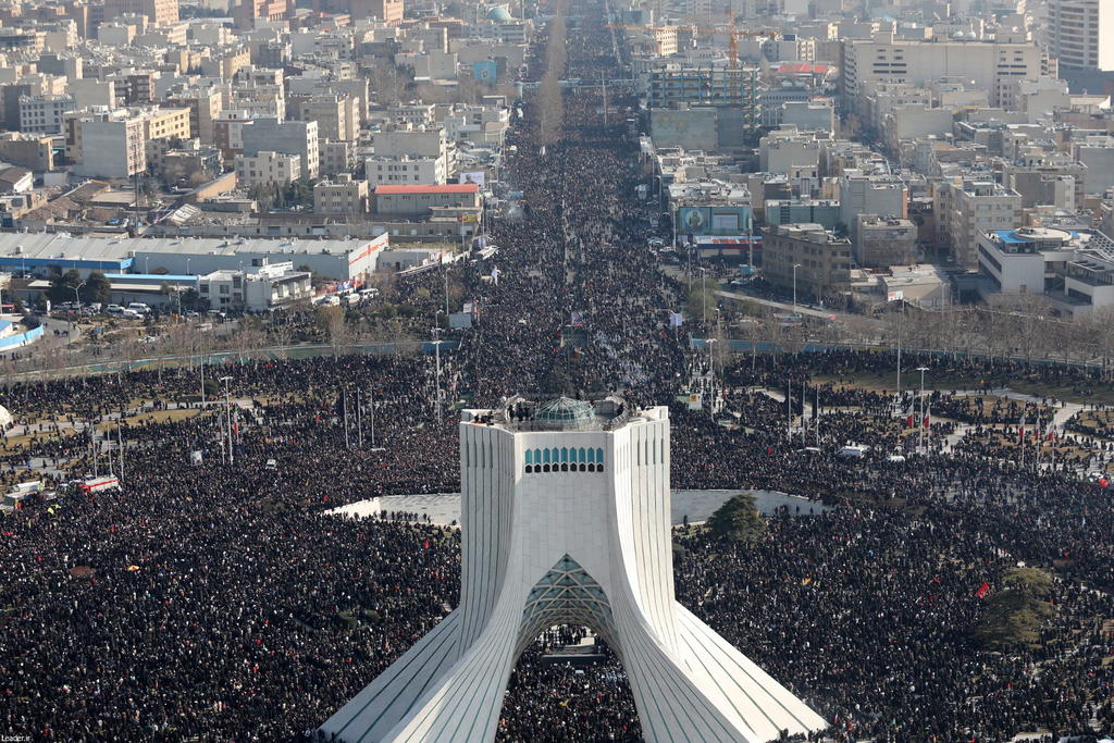 Iraníes rinden homenaje multitudinario al general Soleimani