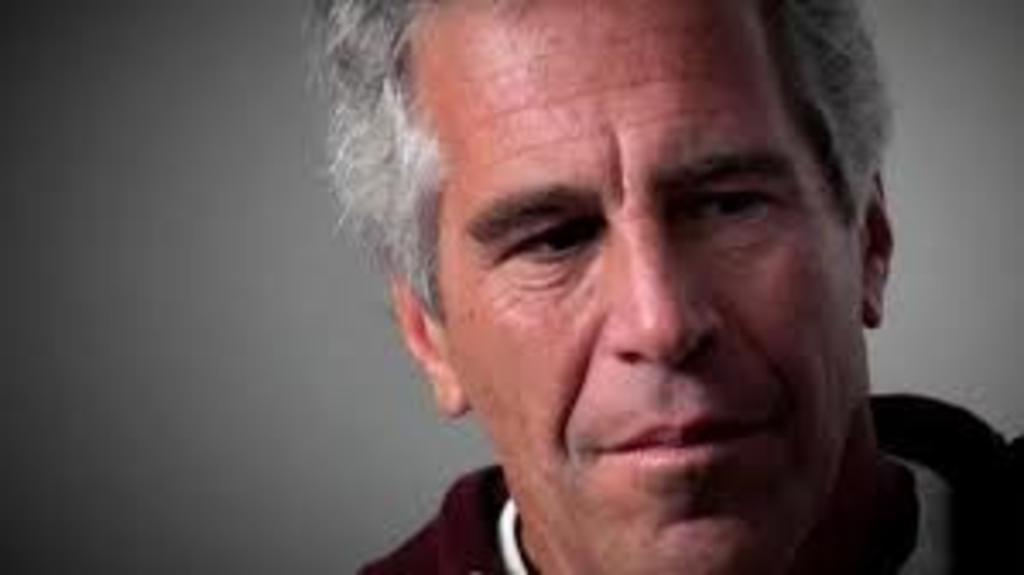 Revelan fotos de Epstein tras ser hallado muerto en su celda en EUA