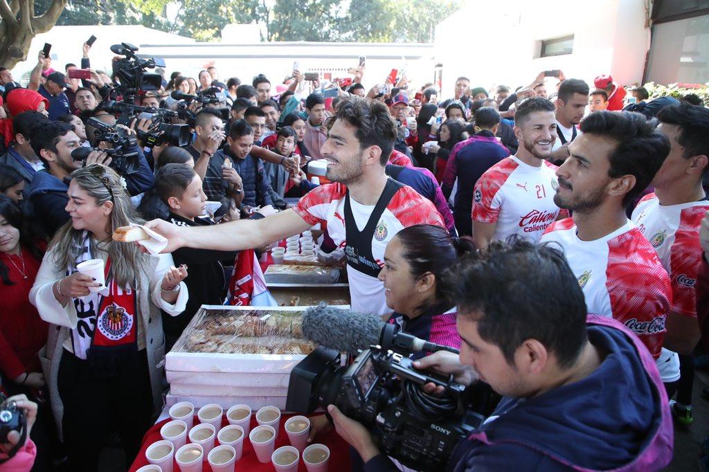 Chivas comparte la 'Rosca de Reyes' con sus aficionados