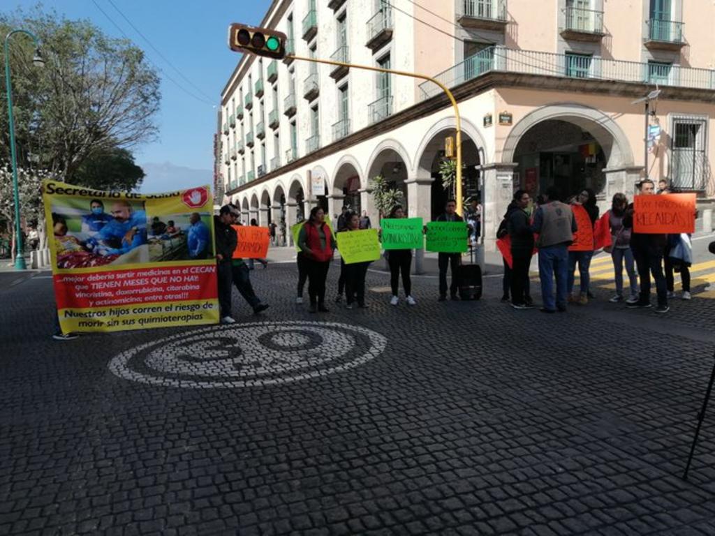 Protestan contra desabasto de medicamentos para cáncer en Veracruz