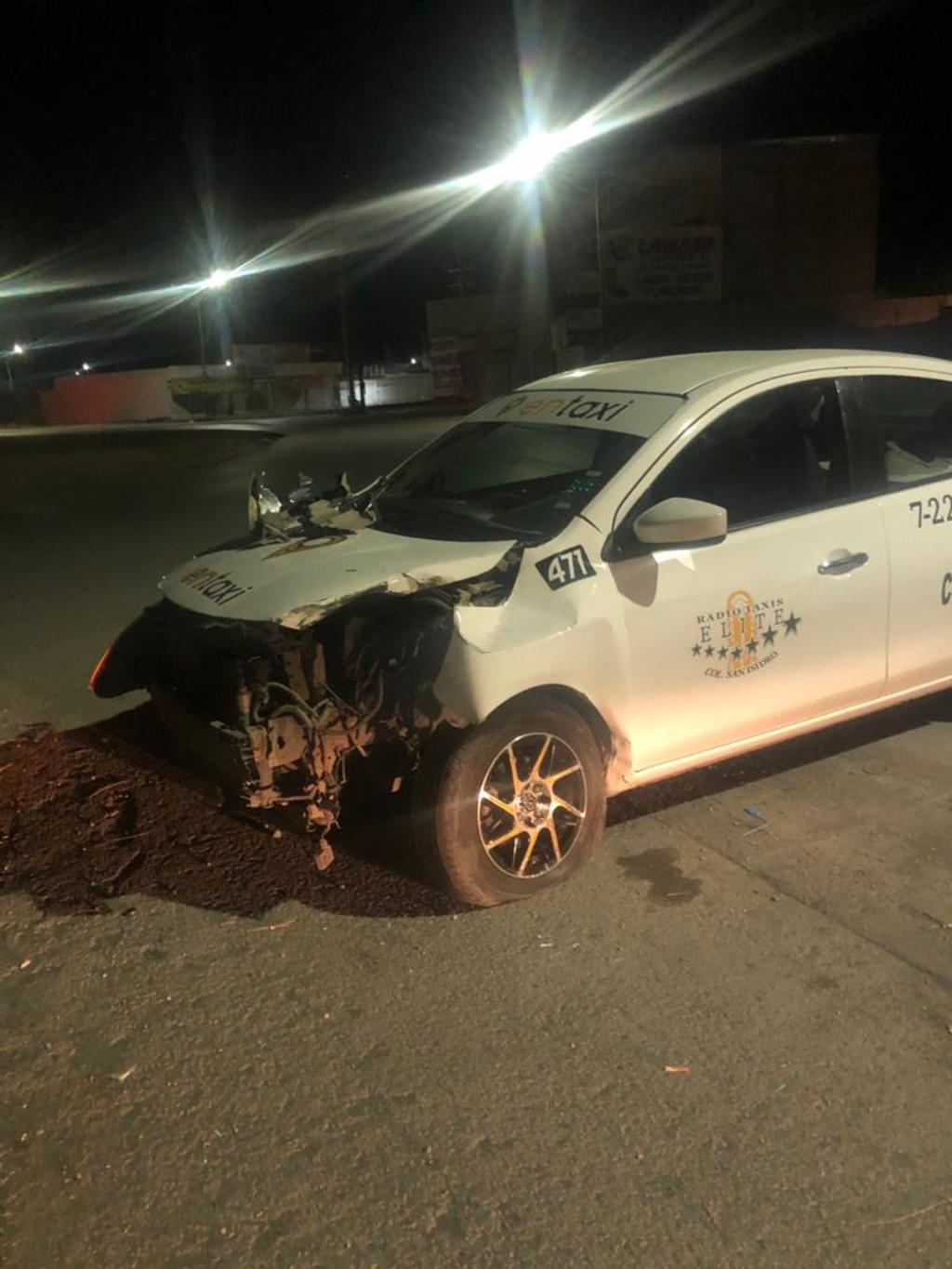 Taxista pierde el control y se impacta contra luminaria en Torreón