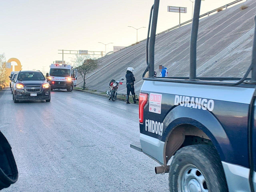 Motociclista sufre caída y termina lesionado en el Periférico de Torreón