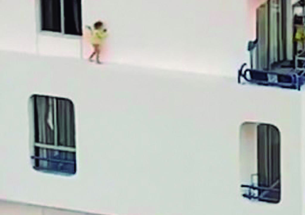 Captan a niña corriendo a la orilla de edificio mientra su madre se ducha