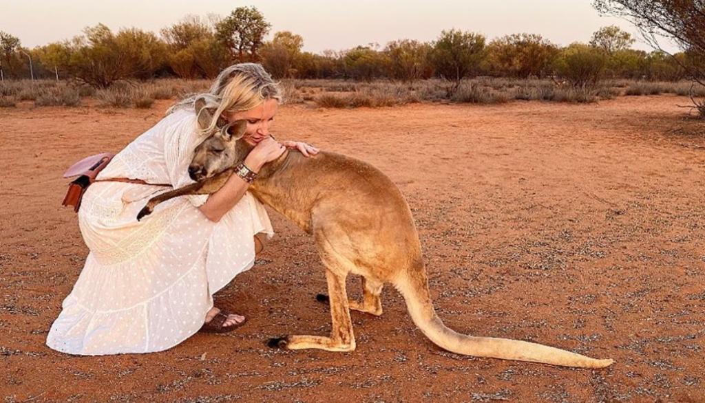 La verdad tras el video de un canguro abrazando a una mujer que se volvió viral