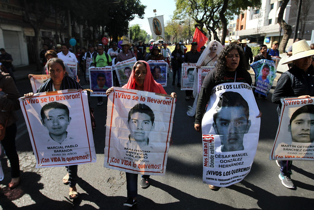 Familias de Ayotzinapa se reunirán mañana con AMLO
