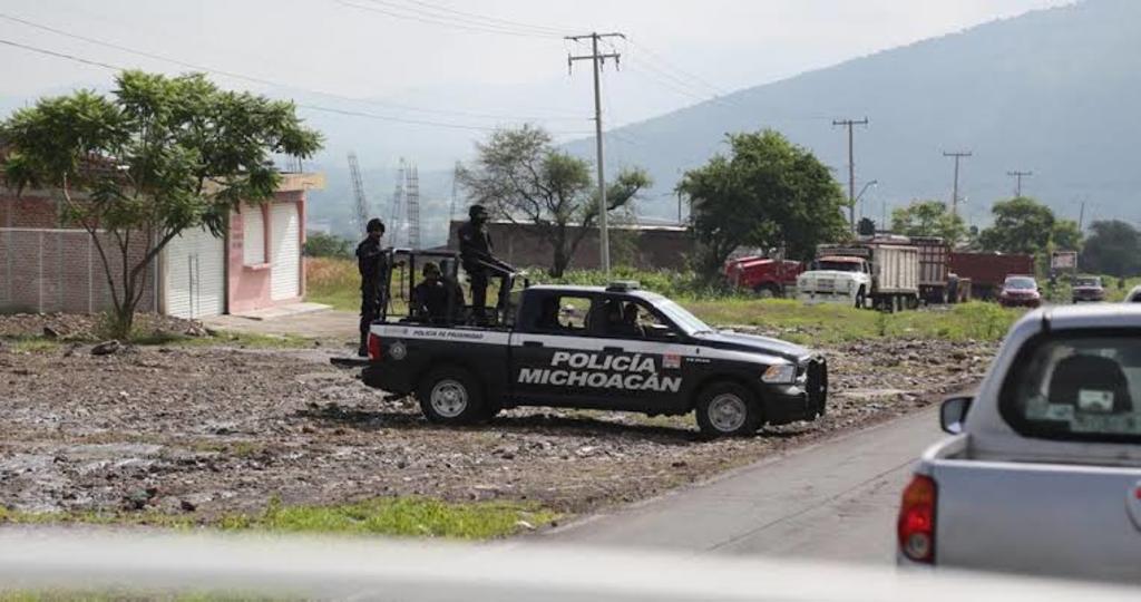 Ataque a policías en Michoacán deja un muerto y un herido