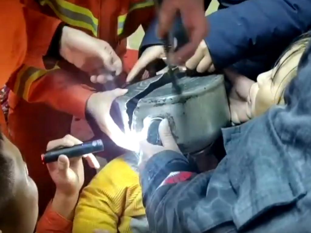Bomberos ayudan a niño con la cabeza atorada en una tetera