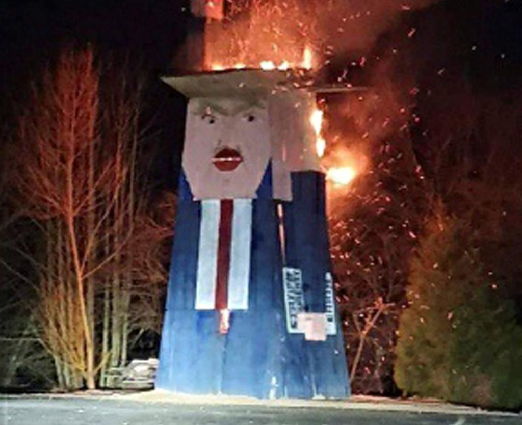 Queman escultura de Trump que denunciaba el populismo en Eslovenia