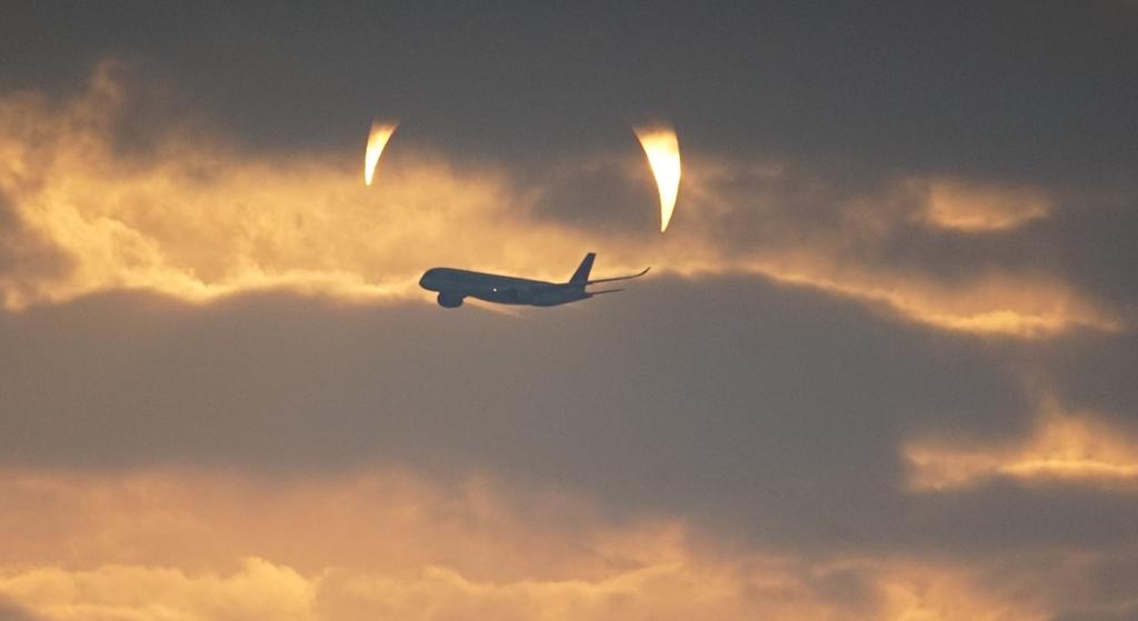 VIRAL: Captan 'los cuernos del diablo' en el cielo durante un eclipse