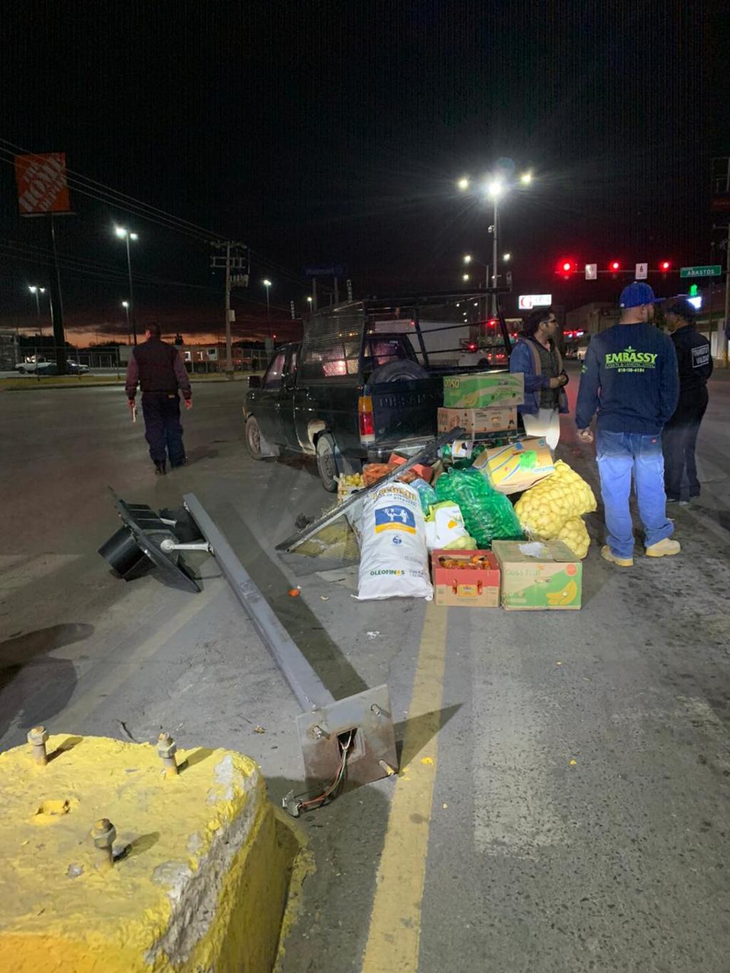 Comerciante derriba semáforo en Torreón; intentó darse a la fuga