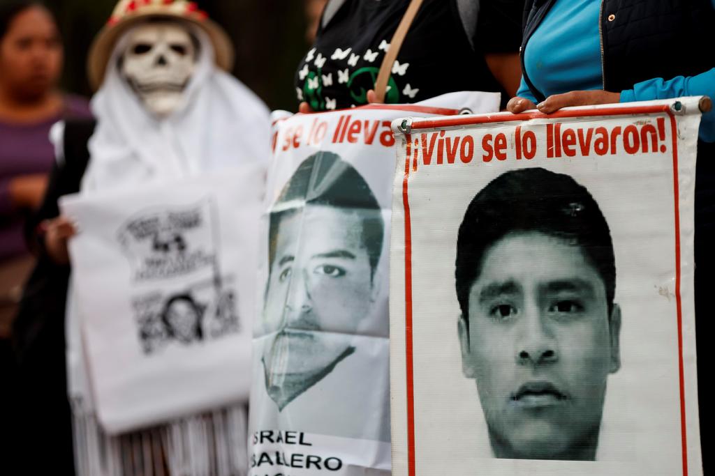 Acuden padres de normalistas de Ayotzinapa a reunión con AMLO