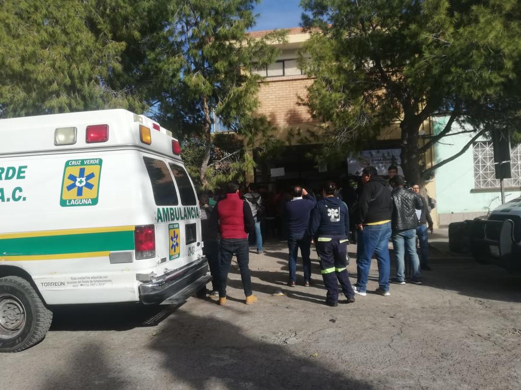 Atienden a profesores con crisis nerviosa tras tragedia en colegio de Torreón