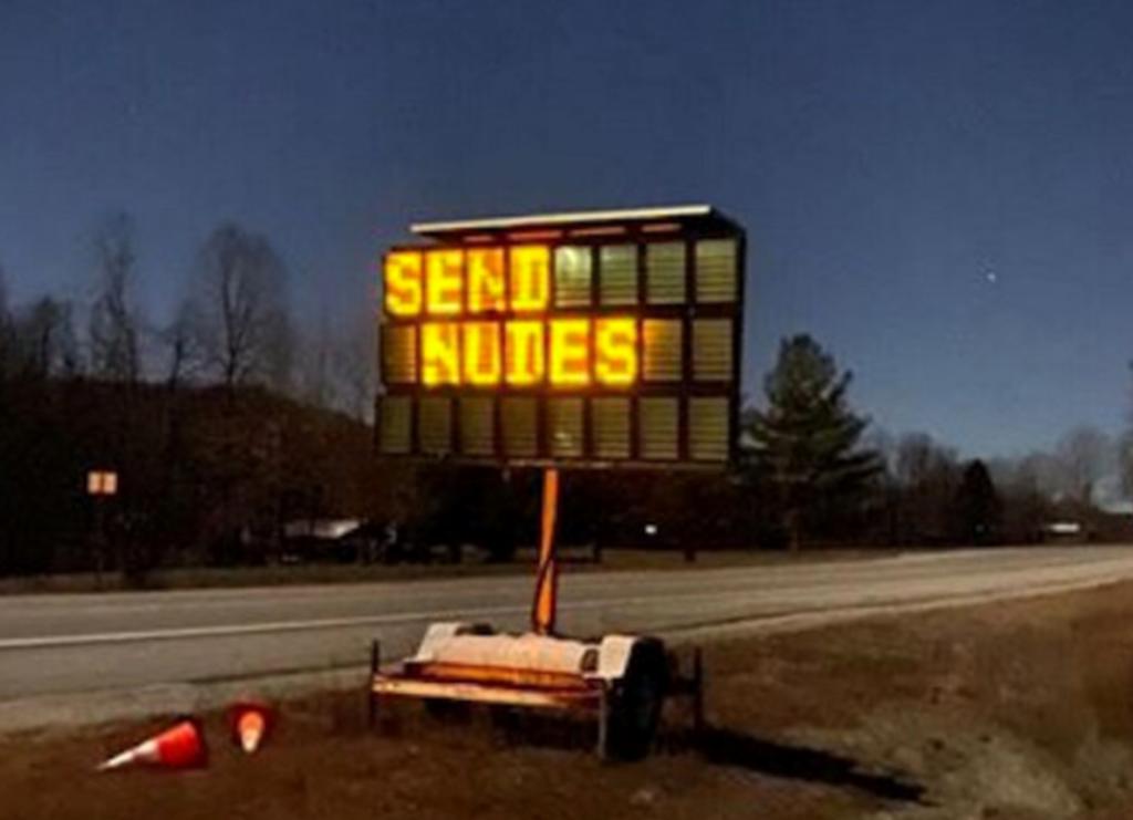 Señal de tránsito es hackeada y pide enviar ‘desnudos’