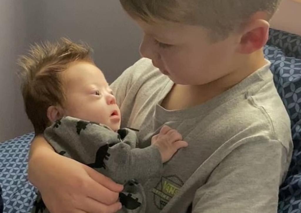 VIRAL: Niño conquista al cantarle a su hermanito con síndrome de Down
