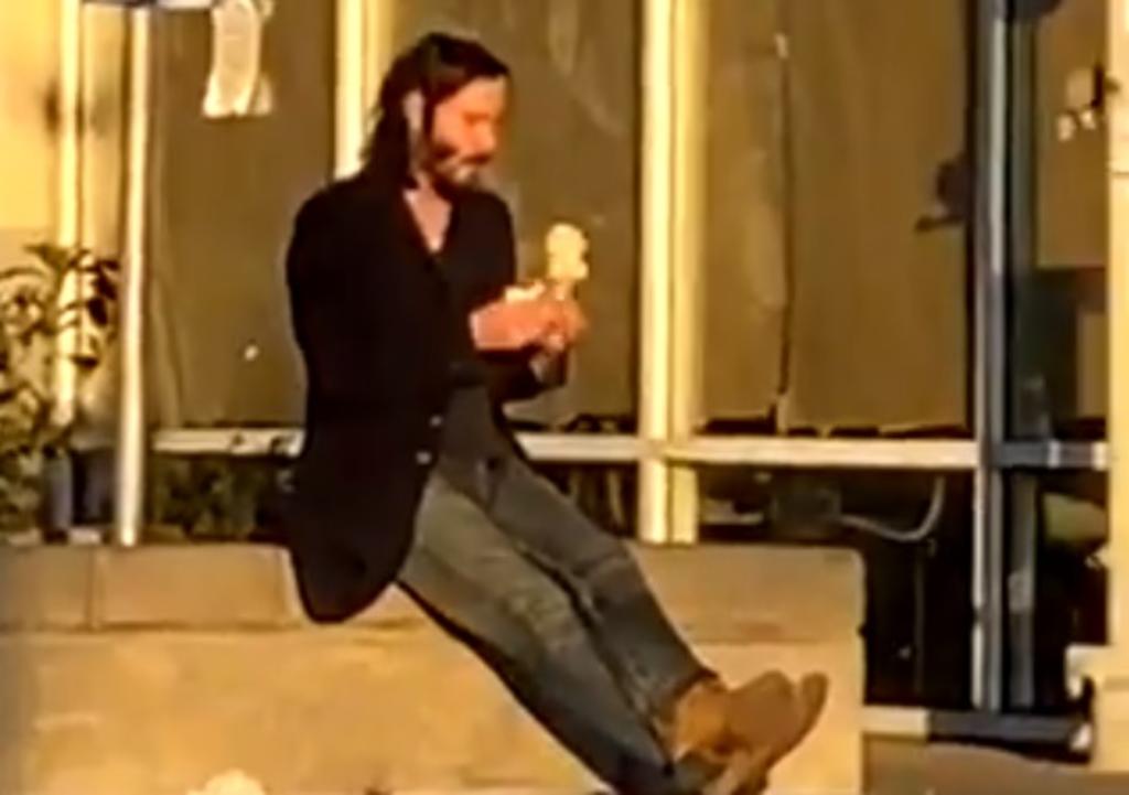 Captan a Keanu Reeves comiendo un helado y se vuelve viral