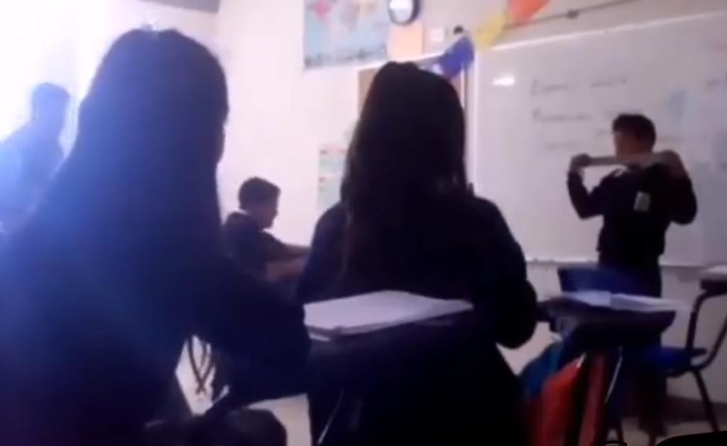 Difunden video donde maestro 'obliga' a alumno a taparse la boca con cinta adhesiva