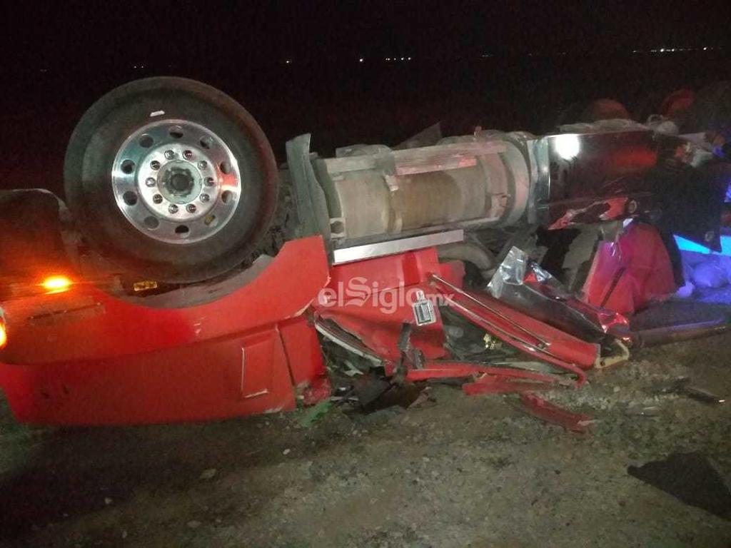 Muere trailero tras sufrir volcadura sobre la autopista Torreón-Saltillo