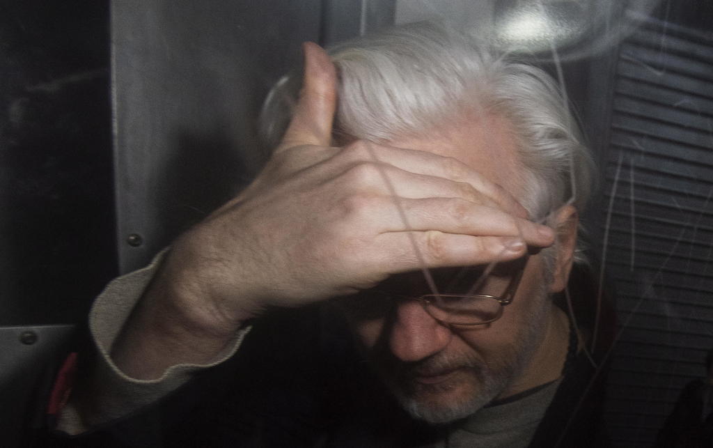 Comparece Assange ante tribunal; se resiste a ser extraditado a EUA
