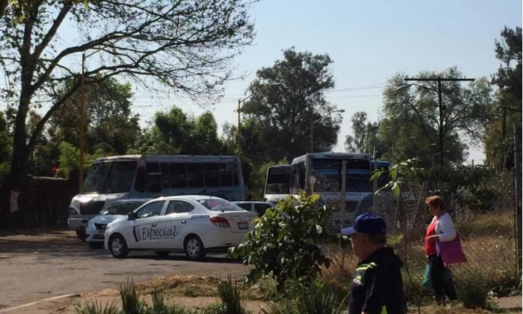 Bloquean accesos a Uruapan por secuestro de líder transportista