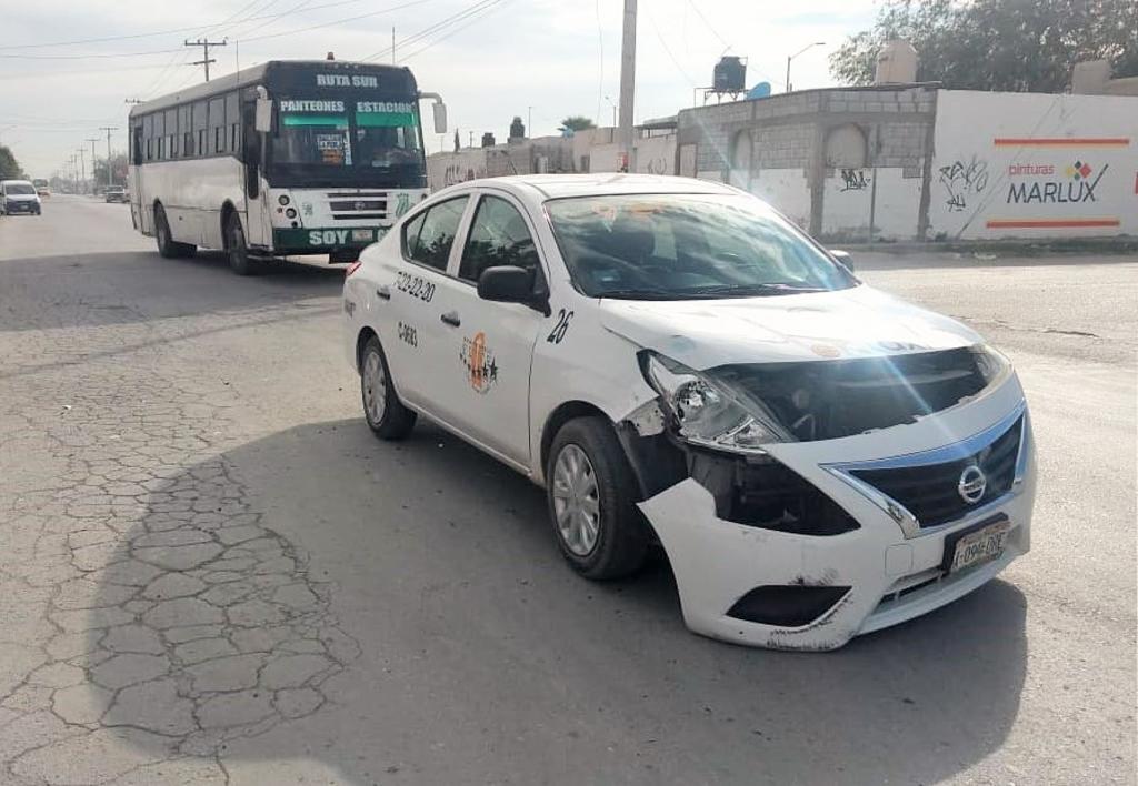 Taxista arrolla a motociclista en el fraccionamiento La Perla de Torreón