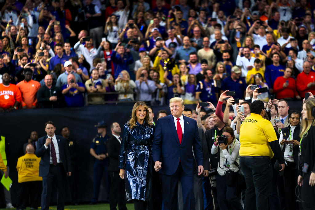 Trump, vitoreado en final de futbol americano colegial