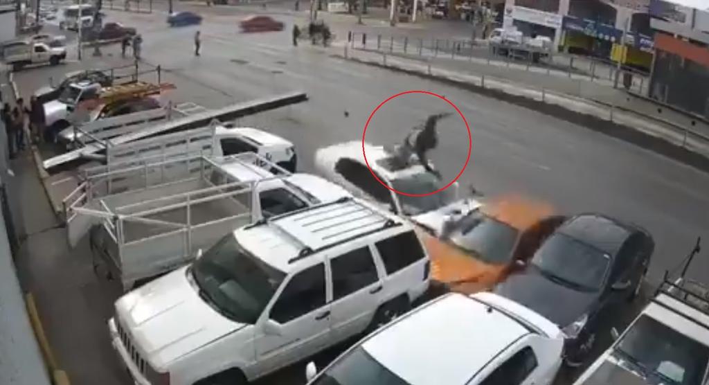 VIDEO: Hombre sale volando al ser embestido por un vehículo en Chihuahua