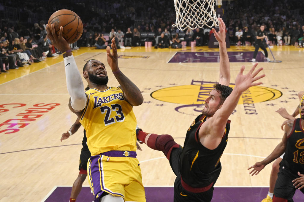 LeBron lidera a los Lakers sobre los Cavaliers con 31 puntos
