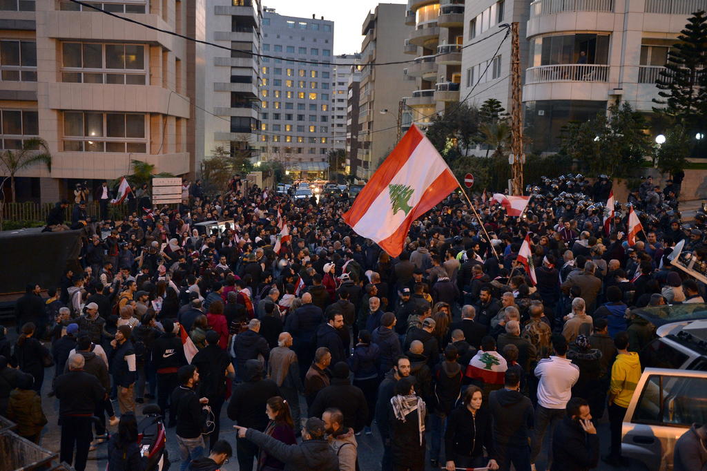 Vuelven libaneses a las calles para protestar; aún no hay Gobierno
