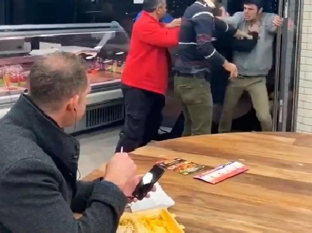 Hombre se vuelve viral al comer tranquilamente durante aparatosa pelea en restaurante