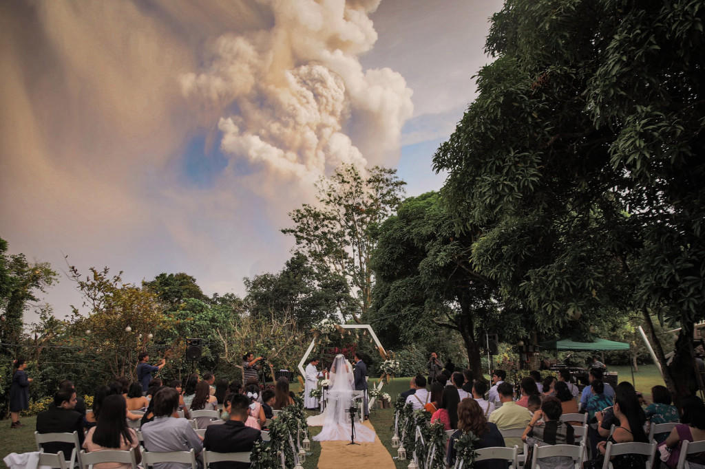 Pareja se casa en plena erupción del volcán Taal
