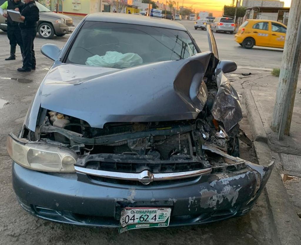 Camioneta impacta a auto en Sol de Oriente de Torreón