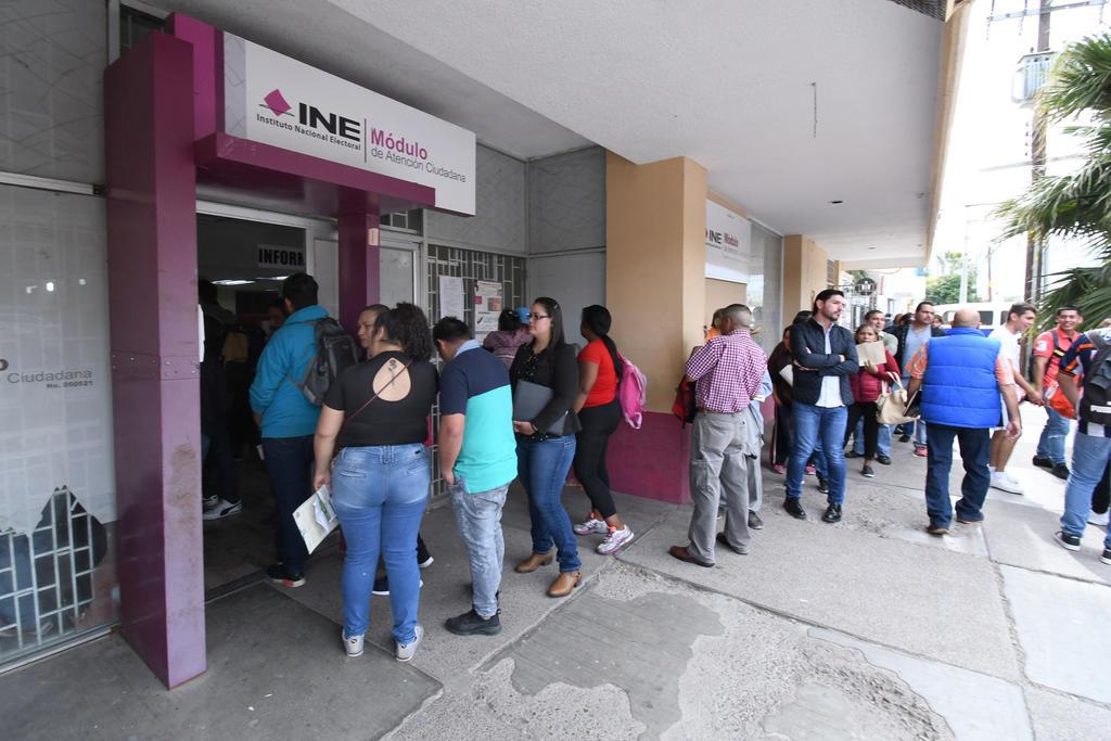 Abarrotan módulos del INE en Torreón; cerrarán a media noche