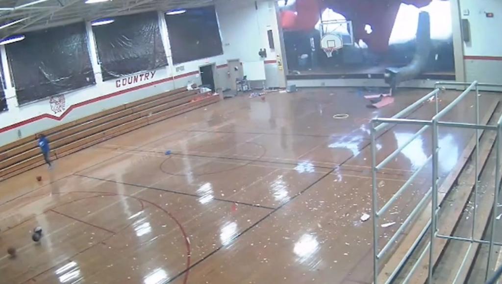 VIDEO: Tormenta derrumba techo de escuela en Estados Unidos