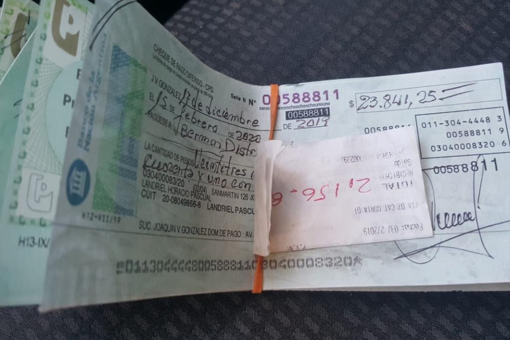 Encuentra cheques al portador con más de 2 millones de pesos y los regresa