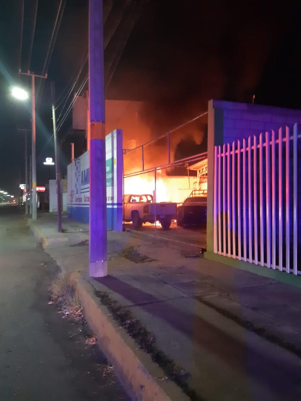 Se incendian dos patrullas en Monclova