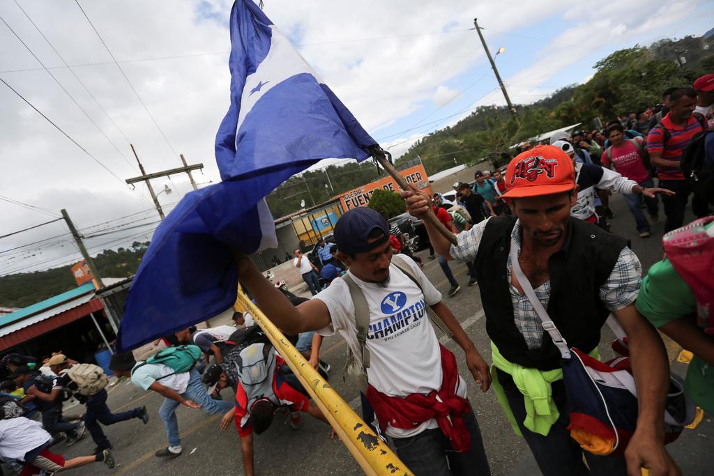 Transitan hondureños en caravana por Guatemala rumbo a EUA