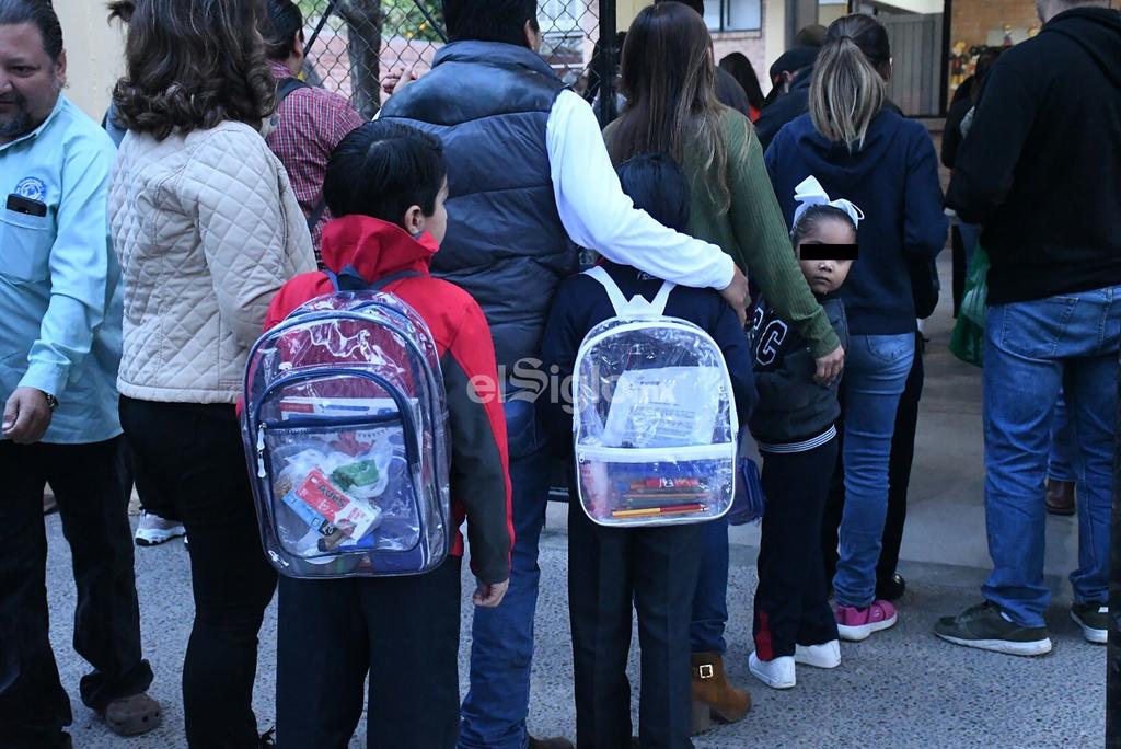 Tras tragedia en colegio de Torreón, figuran mochilas transparentes en ventas