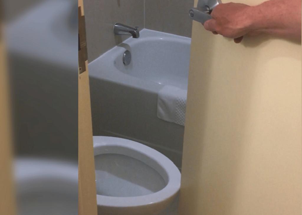 Baño mal diseñado en un hotel no permite cerrar la puerta