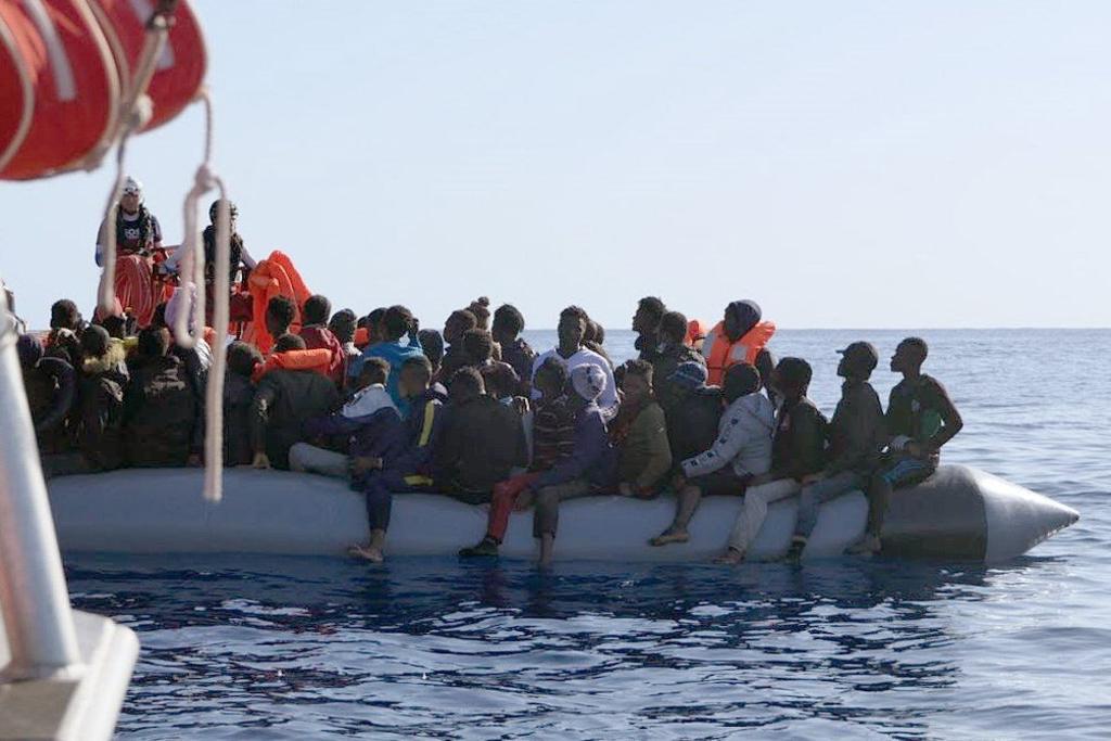 Salva Ocean Viking a 39 migrantes en costas de Libia