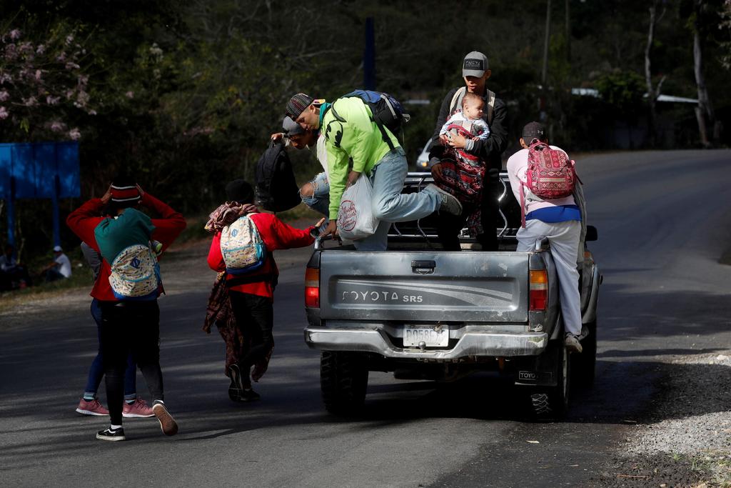 Migrantes intentan cruzar la frontera de México y Guatemala