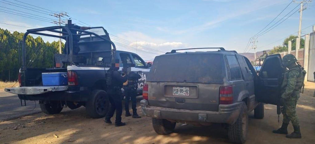 Autoridades aseguran camioneta con blindaje artesanal en Aguililla