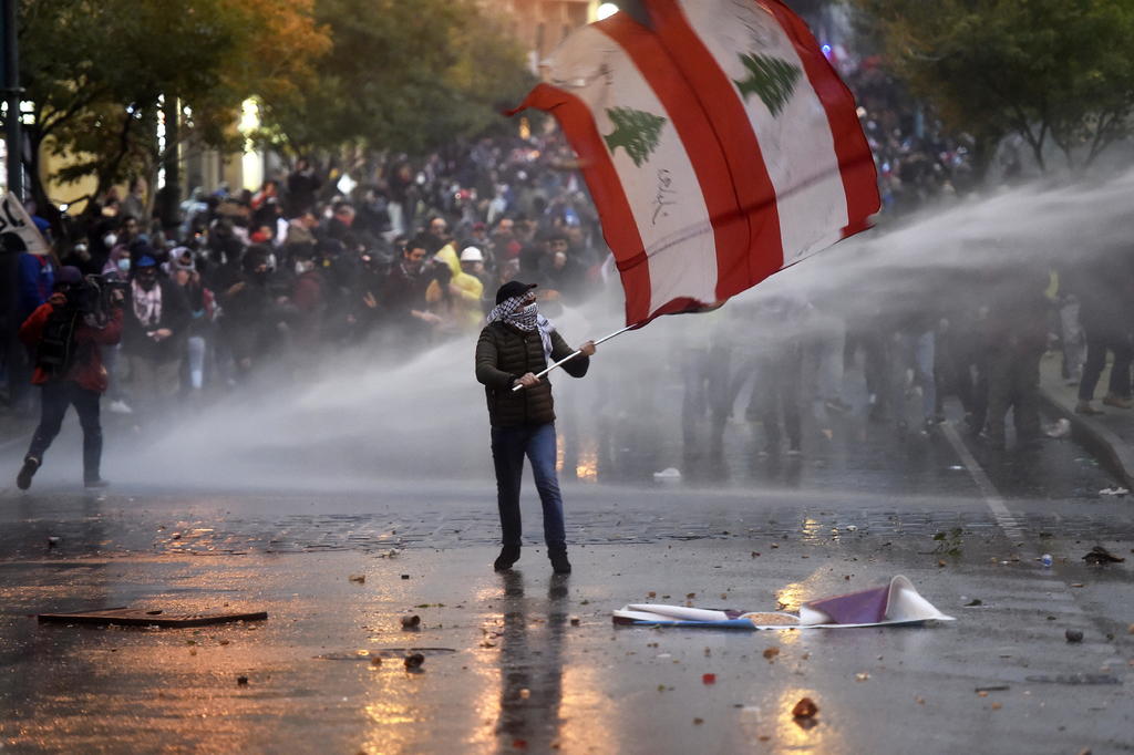 Reportan decenas de heridos tras represión de protestas en Líbano