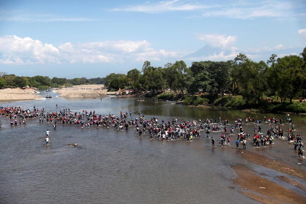 Migrantes de la caravana cruzan el río Suchiate con rumbo a México